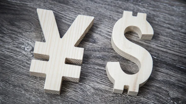 Exchange derecesi. Yen, dolar ahşap duvar üzerinde