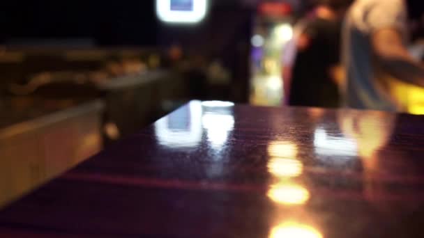 Donkere shot van een rij van mensen drinken in een bar — Stockvideo