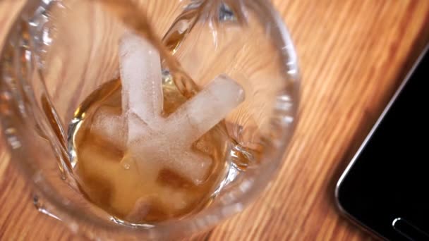 Verser un whisky écossais sur la glace Symbole du yen — Video