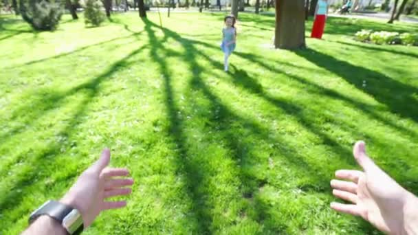 Menina girando nos pais mãos no pôr do sol — Vídeo de Stock