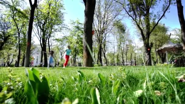 Feliz madre y niña besándose y abrazándose. Día de las madres . — Vídeos de Stock