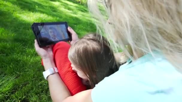 Mor och dotter använder digital tablet för att kommunicera med sin far — Stockvideo