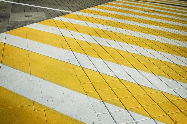 Travesía de cebra de paso cruzado amarillo blanco. Cruce peatonal con sombra — Foto de Stock
