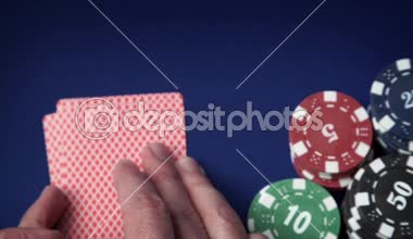 Kraliyet elinde floş ve kumar casino mavi keçe üzerinde fiş