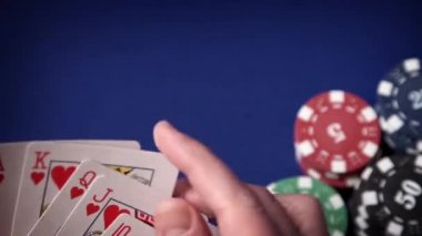 Kraliyet elinde floş ve kumar casino mavi keçe üzerinde fiş