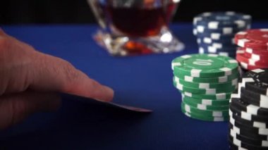 İki as el ve kumar fişleri Casino'da keçe mavi