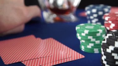 Kraliyet elinde floş ve kumar casino mavi keçe üzerinde fiş