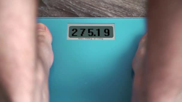 Male legs standing on A home floor weight scales and sees ALARM — Stock Video