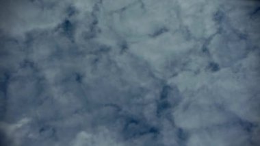 Mavi gökyüzünde bulutlar hareket hızlı