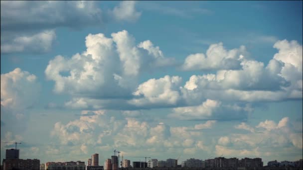 Wolken am blauen Himmel über der Stadt. Zeitraffer. — Stockvideo