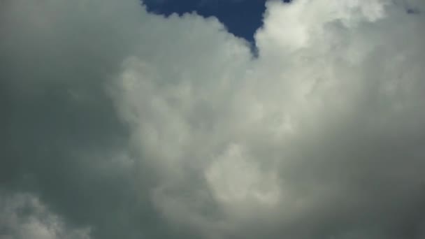 Быстрые движущиеся облака в голубом небе, над облаками — стоковое видео