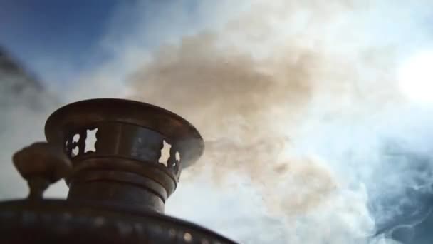 Samovar russo fervente no fundo do céu azul — Vídeo de Stock