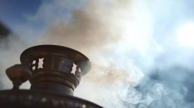 Rus semaver mavi gökyüzü arka plan üzerinde kaynar, ağır çekim vurdu