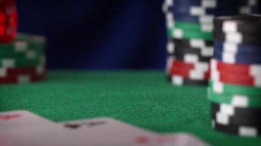 Kırmızı birlikte, casino chipi olarak yeşil keçe kartlarına zar