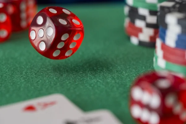 Kırmızı zar döner hava, casino chipi, yeşil keçe kartlarına