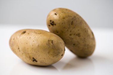 Patates, beyaz arkaplanda izole edilmiş. Yakın plan.