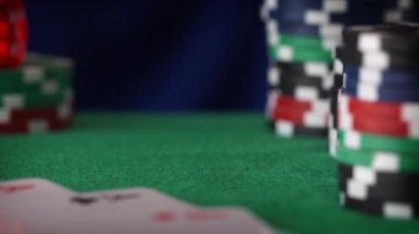 Kırmızı zar birlikte rulo, casino chipi, yeşil keçe kartlarına