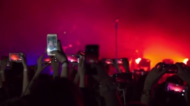 Bir rock konserinde parti ve kameralar dijital görüntüler ile tutun