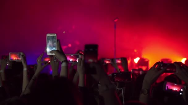 Att göra fest på en rockkonsert och håll kameror med digitala displayer — Stockvideo