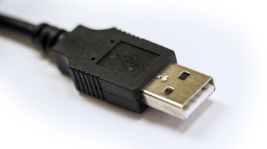 USB kablosu ve beyaz arka plan üzerinde bağlayıcı