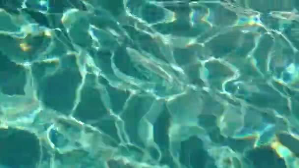 Water reflectie over de abstracte achtergrondstructuur zwembad vloer — Stockvideo