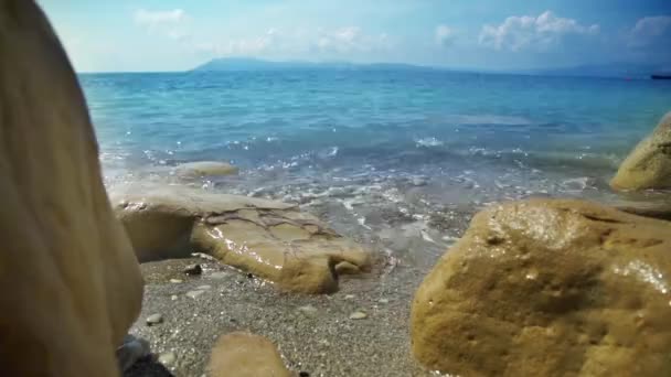Θάλασσα, ακτή και πέτρες. Θαλασσινό τοπίο στο φως του ήλιου — Αρχείο Βίντεο
