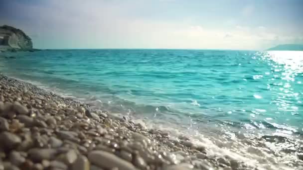 Oceaan, peeble kust en golven. Zeegezicht bij zonsondergang of zonsopgang. — Stockvideo