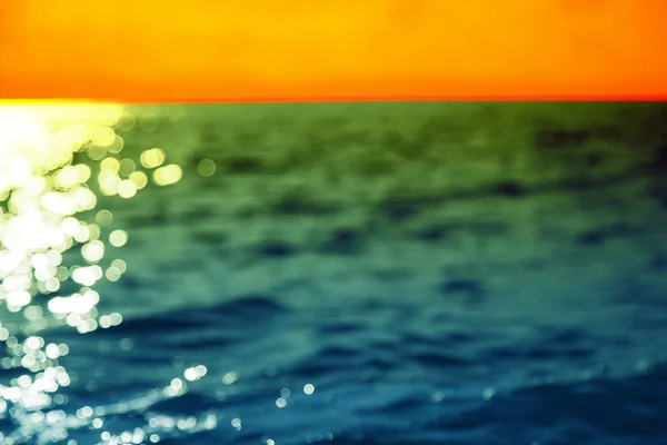 Высокая контрастность поверхности моря или океана на фоне заката — стоковое фото
