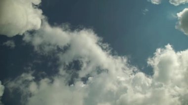 Thunderclouds mavi gökyüzü kapatın. Timelapse.