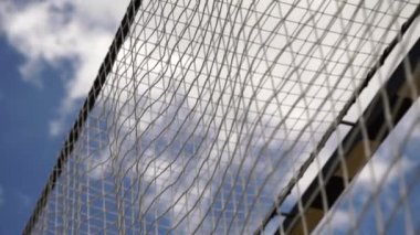 Futbol kalede bulutlu gökyüzü arka plan üzerinde uçuyor