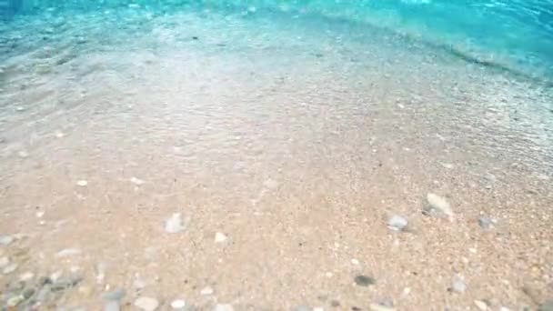 Κύμα της θάλασσας στην παραλία της άμμου — Αρχείο Βίντεο