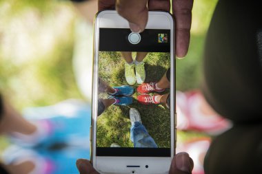 Genç insanların resmini telefon Park ayakkabı alıyor