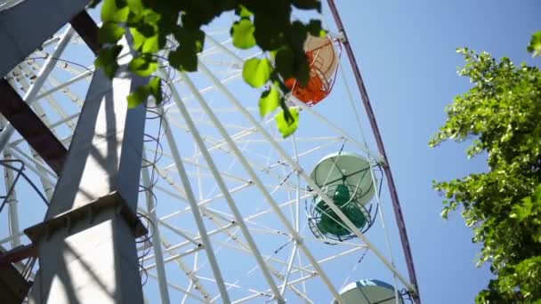 Rueda de la fortuna y llamarada solar sobre fondo azul del cielo — Vídeos de Stock