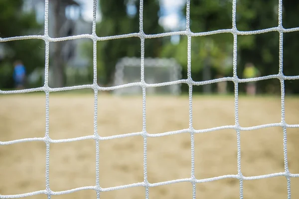 Golo de futebol de praia através da rede. Jogos em Brasil . — Fotografia de Stock