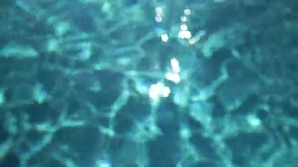 Riflessione dell'acqua della piscina in tono blu — Video Stock