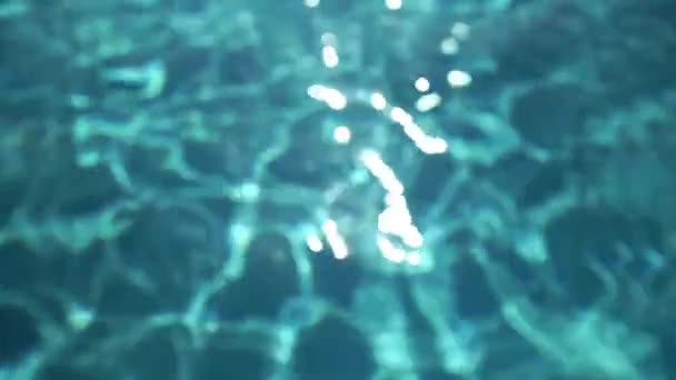 Reflejo de agua de piscina en tono azul. Movimiento lento . — Vídeos de Stock