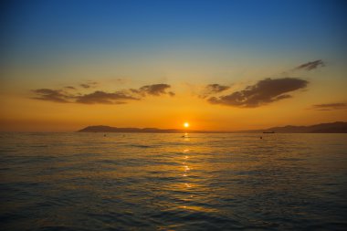Deniz manzarası üzerinde günbatımı