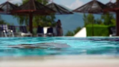 Genç kadın bikini dalış Havuzu