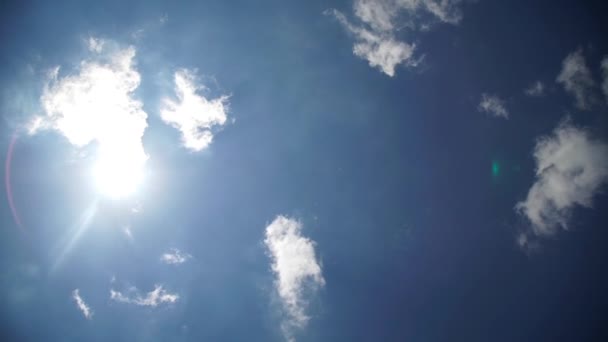 Calor de fondo del sol con nubes y llamaradas — Vídeos de Stock