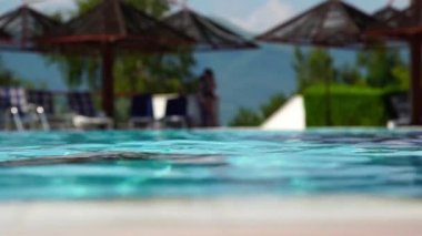 Genç bikini kadın dalış Havuzu