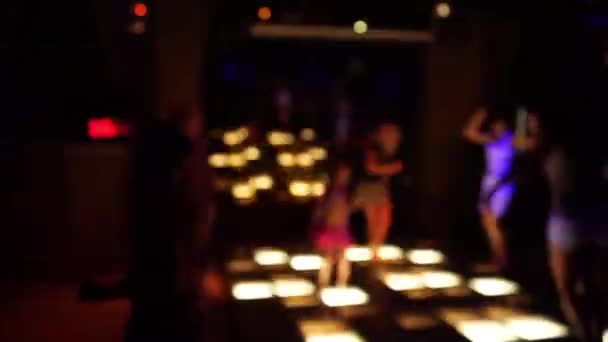 Κόμματος στις διακοπές, γιορτή και νυχτερινή ζωή. Θολή φόντο των ευτυχισμένων ανθρώπων που χορεύουν στο νυχτερινό κέντρο. — Αρχείο Βίντεο