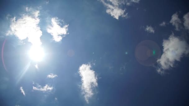 A forró nap háttérrel, felhők és a fényfolt TimeLapse film
