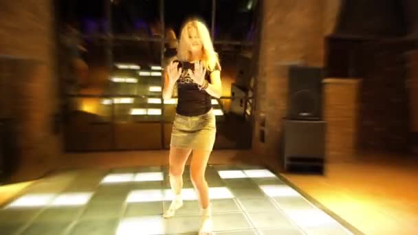 Aantrekkelijke jonge vrouw dansen in een nachtclub — Stockvideo