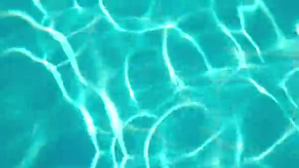 Bela luz solar refletir no fundo da água da piscina — Vídeo de Stock