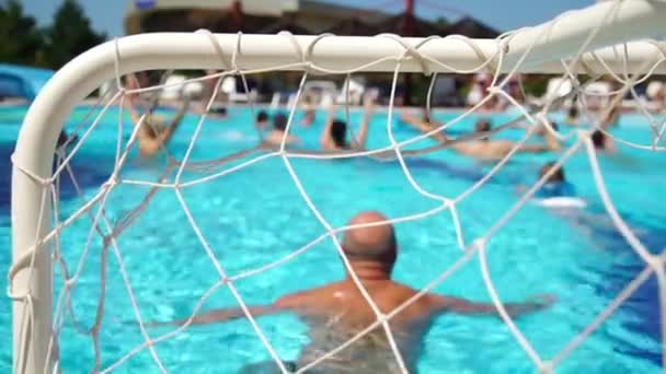 Gente waterpolo jugar en la piscina, conceptual de unas vacaciones de verano y viajes — Vídeos de Stock