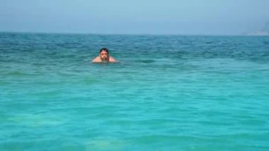 Genç adam denizden Yüzme sonra gelir..