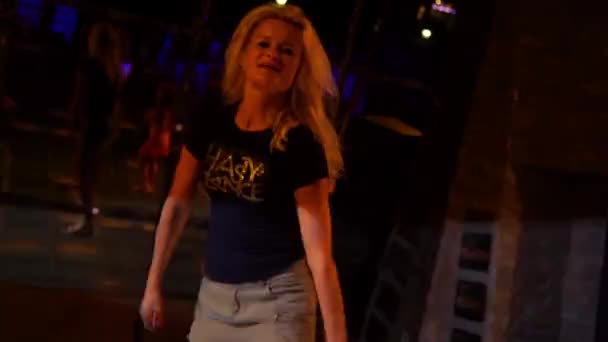 Attraktive junge Frau tanzt in einem Nachtclub auf einer Tanzfläche — Stockvideo