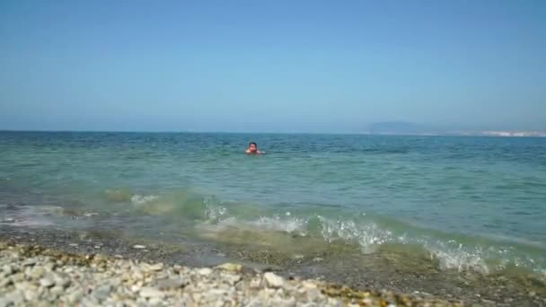 Joven sale del mar después de nadar . — Vídeos de Stock