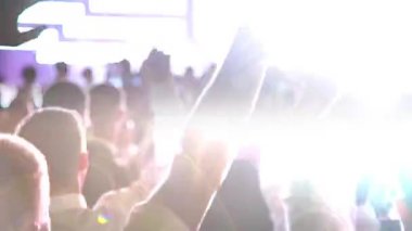 Bir rock konseri, tutun el partide uyduruyor ve dans