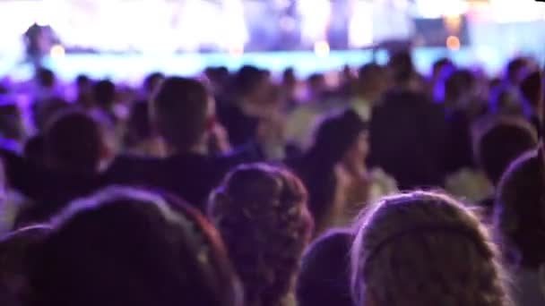 Fazendo festa em um concerto de rock, de mãos dadas e dançando — Vídeo de Stock